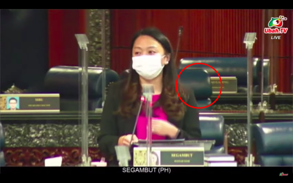 Kedudukan kerusi di belakang Hannah Yeoh sebelum 'berpusing' sendiri.