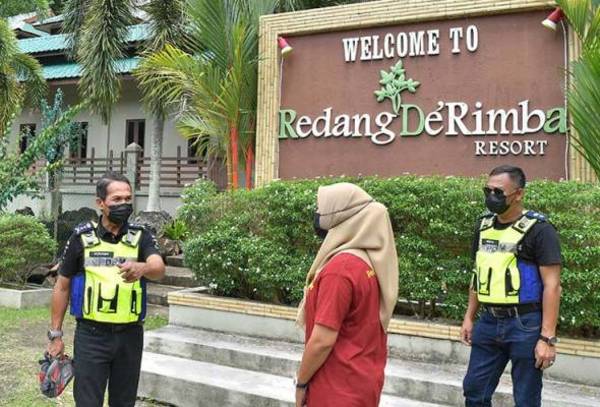 Terengganu police chief Datuk Rohaimi Md Isa (left) monitoring SOP compliance at a resort on Pulau Redang.