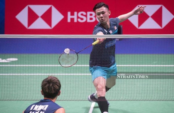 Lee Zii Jia facing off against Kento Momota at the 2021 Sudirman Cup.