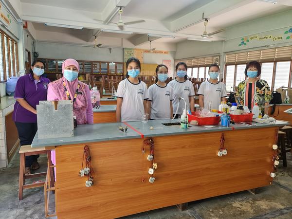 SMJK Ave Maria Convent students won a Gold Award in a competition organised by the Malaysia International Young Scientists Conference and Exhibition (MYSCE) in April 2021, under the guidance of Komathy (most left).