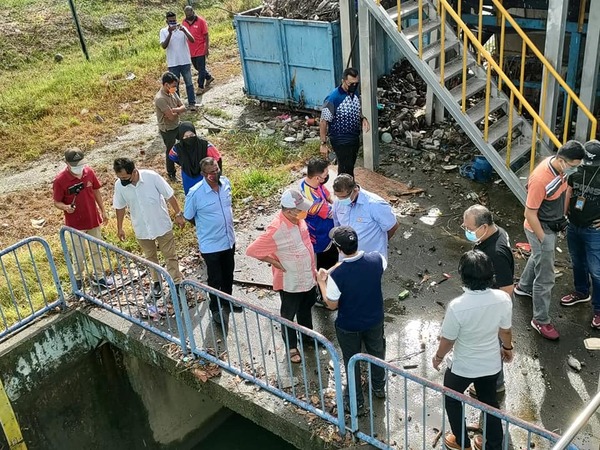 Ganabatirau surveying the flood areas and water pump stations in Taman Sri Muda on Saturday, 23 October.