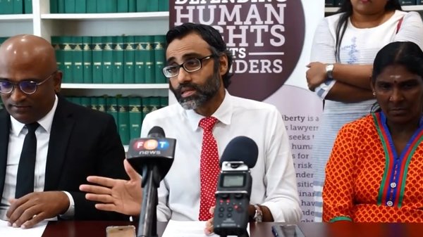 Lawyers for Liberty (LFL) adviser N Surendran (centre), with Nagaenthran's lawyer M Ravi (left), and Nagaenthran's mother Panchalai Supermaniam (right) at a press conference in 2019.