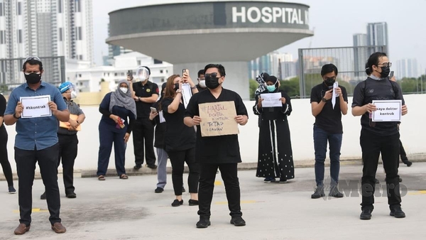 A group of contract doctors participating in the Hartal Doktor Kontrak protest at Kuala Lumpur Hospital on 26 July.