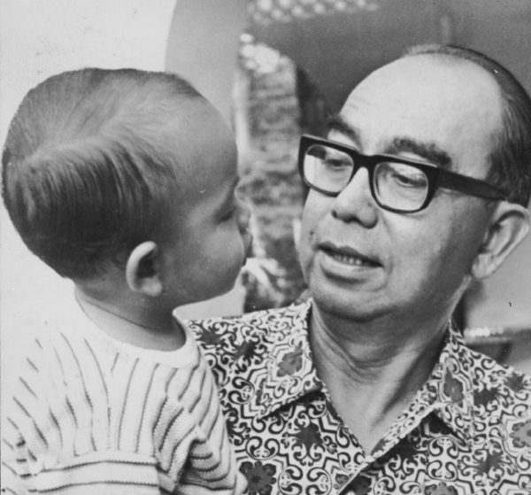 Second prime minister Tun Abdul Razak (right).