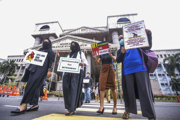 Members of Family Frontiers outside the Kuala Lumpur Courts Complex on 27 April.