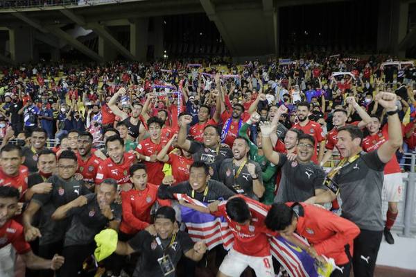 Pasukan KL City meraikan kejuaraan selepas menewaskan JDT 2-0 pada perlawanan akhir Piala Malaysia 2021 di Stadium Nasional Bukit Jalil.