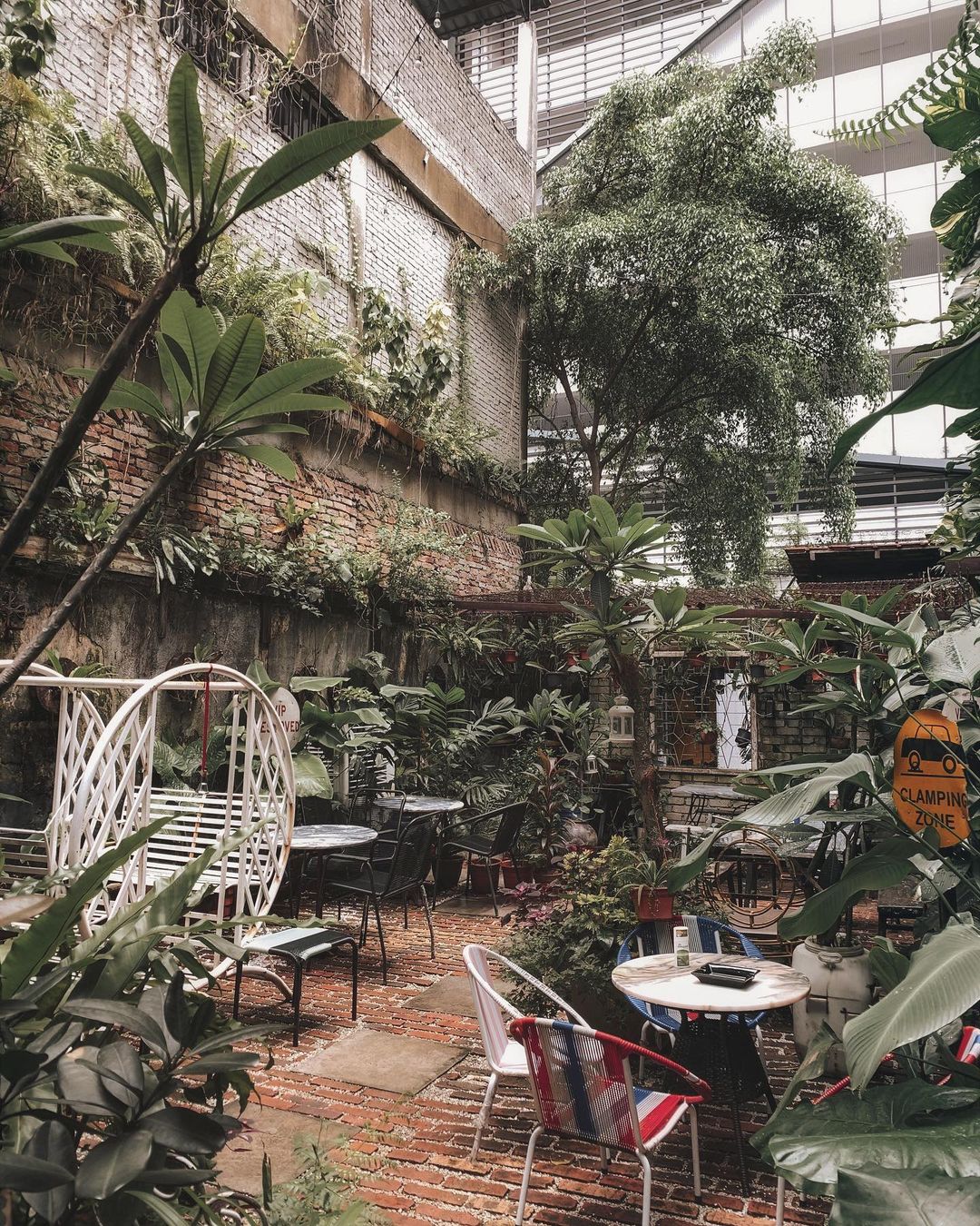 This Hidden Back Alley Café In KL Looks Like A Little 'Kampung' In The City