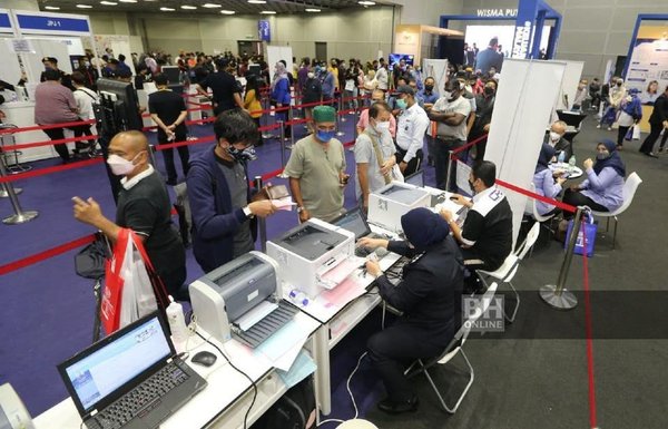 Many came to pay their outstanding summonses at the 100-Day Malaysian Family Aspiration event at KLCC on 10 December.