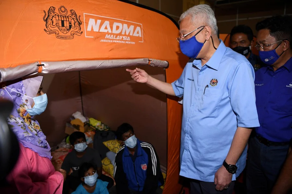 Prime Minister Ismail Sabri visiting evacuees at a temporary evacuation centre (PPS) in Kuala Klawang, Jelebu.