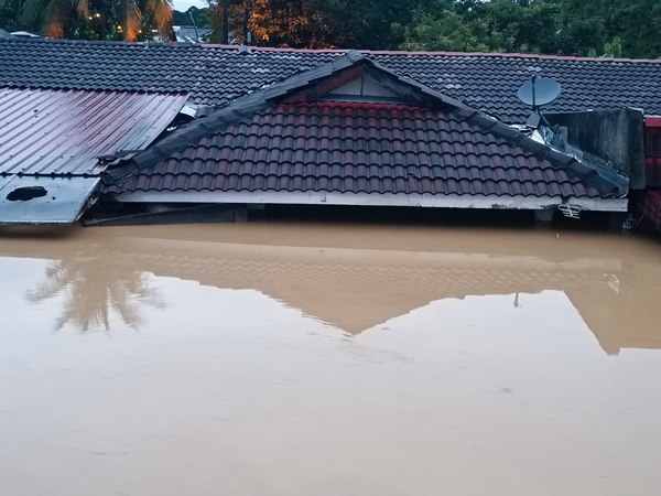 Waters reached roof level in Taman Sri Nanding, Hulu Langat.