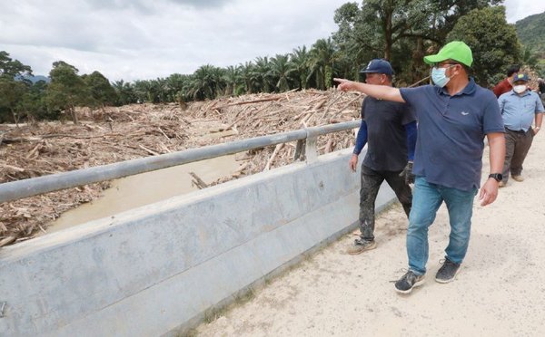 JPNP director Datuk Dr Mohd Hizamri Mohd Yasin (green cap) visiting the Sri Telemong bridge on Wednesday, 29 December.