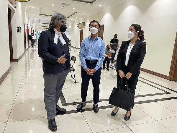 Mohammad Ambree Yunos @ Unos (centre) and his lawyers at the court yesterday.