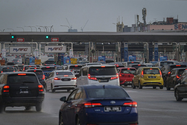 The situation at the Sungai Besi toll on 17 January as drivers struggled with the newly implemented RFID payment lanes.