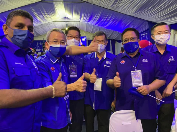 Second left: Johor MCA secretary Ng Keng Heng.