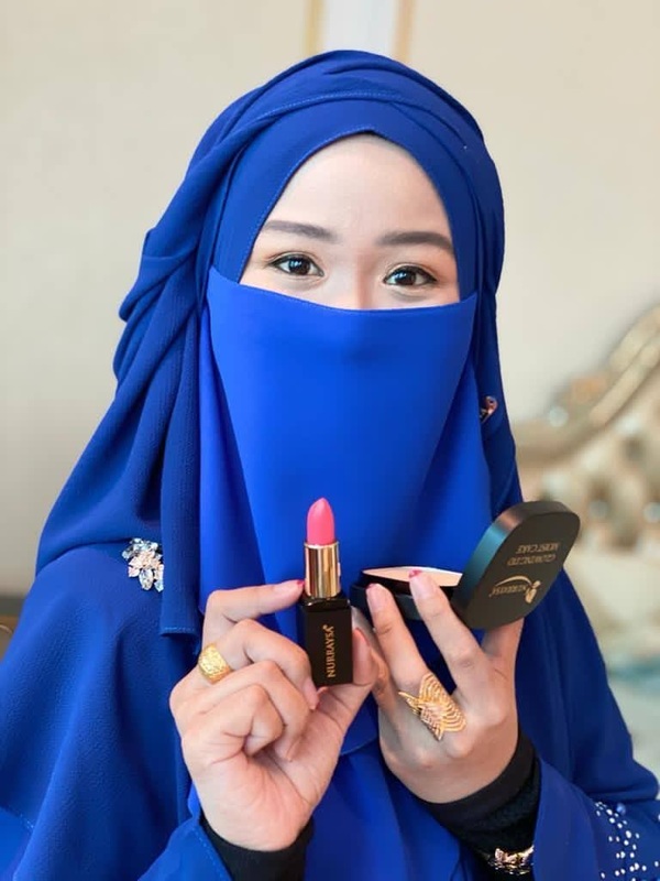 Nur Aini bersama produk 'Hot Set'.