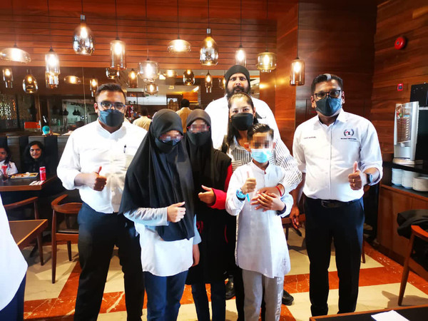 Loh, her children, and Bagan Dalam assemblyman Satees Muniandy (left), lawyer Shamsher Singh Thind (back), and Seberang Perai councillor P David Marshel (right) on 21 February after the High Court ruling.