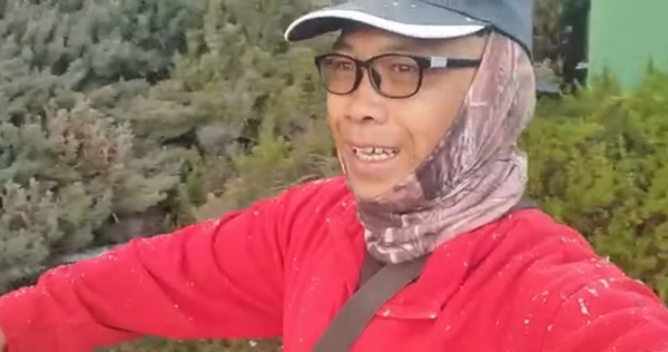 Hajiris Sulomin telling climbers to witness the snow.