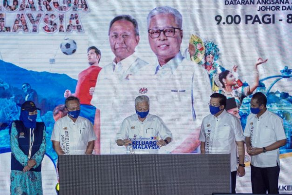 From left to middle: National Unity Minister Datuk Halimah Mohamed Sadique, incumbent Johor Menteri Besar Datuk Hasni Mohammad, and Prime Minister Ismail Sabri.