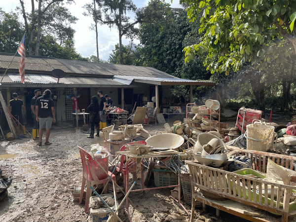 Flood cleanup efforts in Hulu Langat.