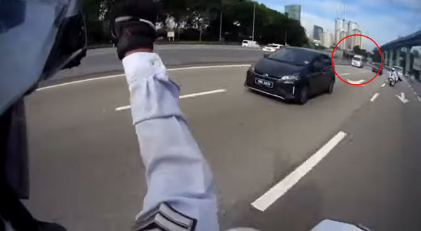 Several traffic police officers were spotted clearing the traffic to give way for the ambulance.