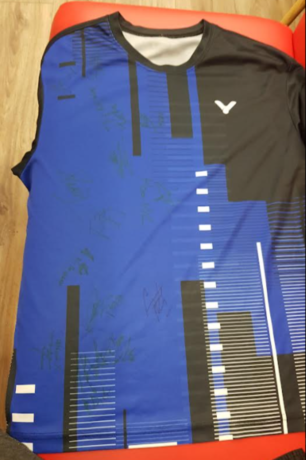 Chan brought a former Malaysian national badminton jersey to the stadium and it was signed by national shuttlers Man Wei Chong, Tee Kai Wun, Chen Tang Jie, Peck Yen Wei, Pearly Tan, M Thinaah, Hoo Pang Ron, Cheah Yee See, Lai Pei Jing, Tan Kian Meng, Tan Wee Kiong, Aaron Chia, Soh Wooi Yik, and Vivian Hoo.