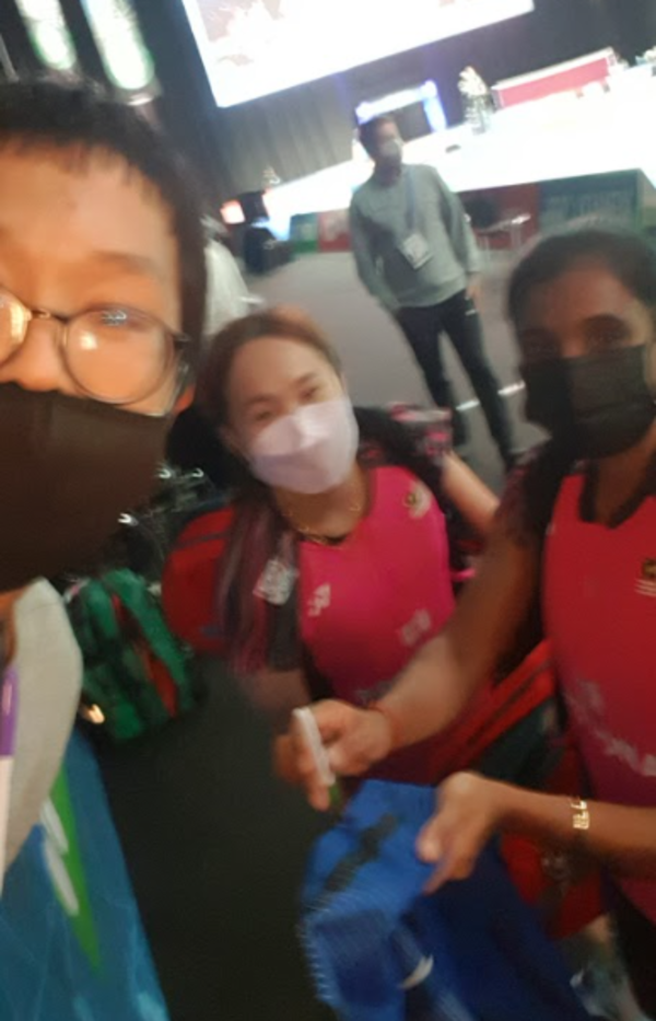 Chan took a photo with Tan and Thinaah after their win against the Brazilian pair.