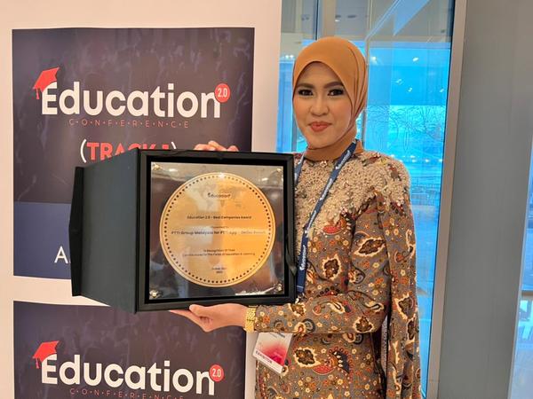 Cikgu Fana tersenyum bangga di atas pengiktirafan diterima di Education 2.0 berlangsung di Dubai Festival City, UAE.