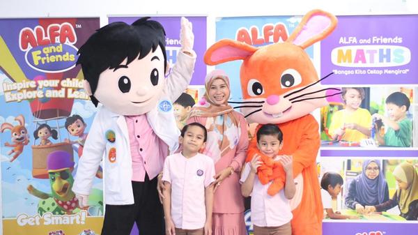 Selebriti tanah air, Memey Suhaiza bersama anaknya juga turut serta dalam program yang dianjurkan oleh ALFA and Friends baru-baru ini.