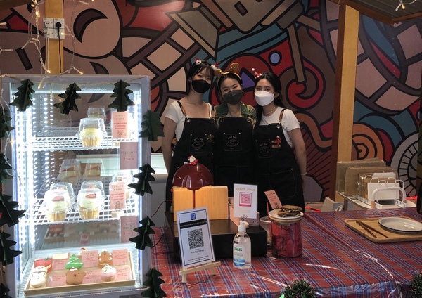 Chloe (centre) at the One Utama Pop-Up Event