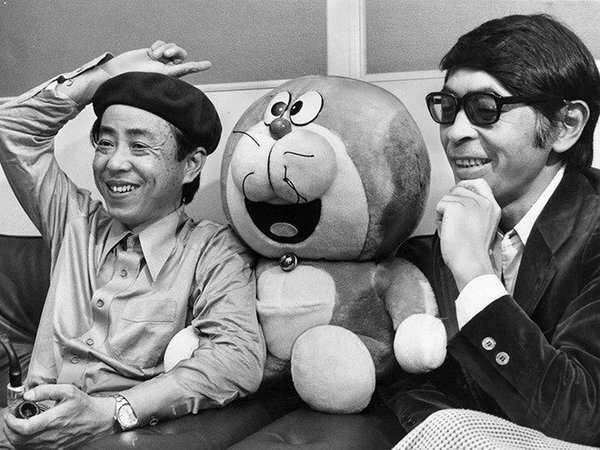 Hiroshi Fujimoto (left) and Motoo Abiko (right) with a 'Doraemon' stuffed toy in 1980.