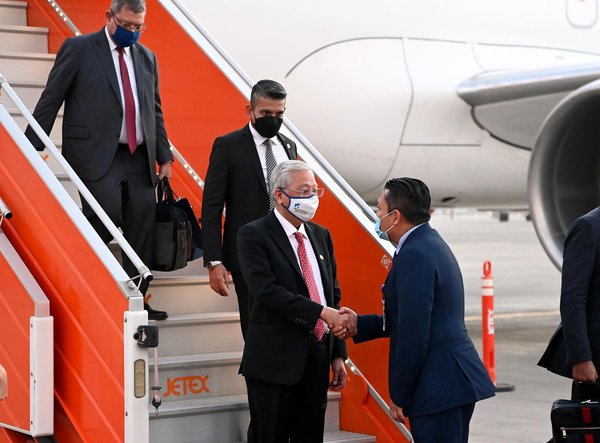 Malaysian Ambassador Datuk Mohd Tarid Sufian welcoming Prime Minister Ismail Sabri Yaakob when he landed in Dubai on 29 March 2022.