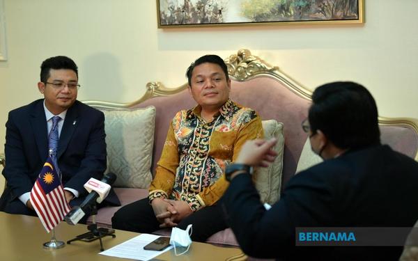 Malaysian consul-general in Dubai Mohd Hasril Abdul Hamid (left) and Malaysian ambassador to the UAE Datuk Mohd Tarid Sufian (middle) during Prime Minister Ismail Sabri Yaakob's visit to Dubai on 29 March 2022.