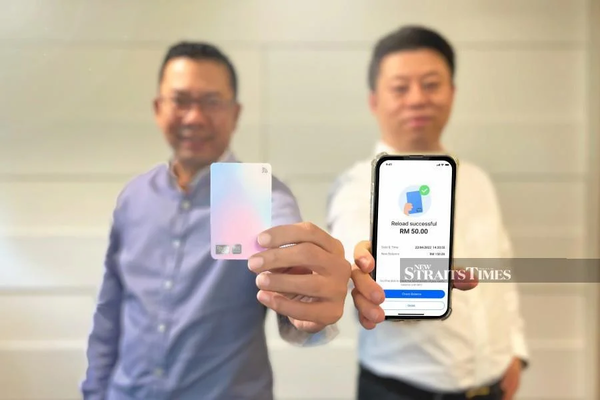 TNG Group CEO Effendy Shahul Hamid (left) and TNG Digital CEO Alan Ni showcasing the new cards.