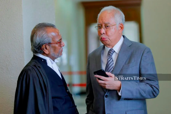 Najib and his lawyer, Shafee.