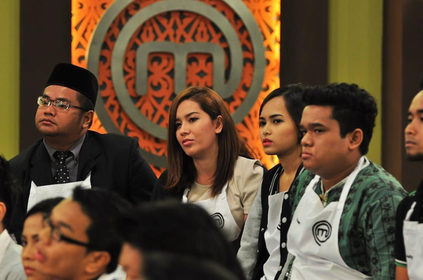 Etiqah Siti Noorashikeen Mohd Sulong (second from the left, behind) competing in popular cooking show MasterChef in 2012.